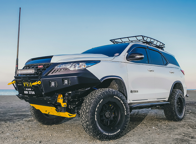 Fortuner шины. Toyota Fortuner Tuning Offroad. Toyota Fortuner II off Road. Toyota Fortuner off Road Tuning. Тойота хайлендер офф роуд.