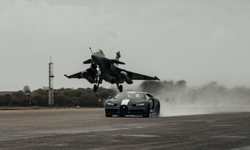 Racing supercars (or hypercars) against jet aircraft is pretty silly ...