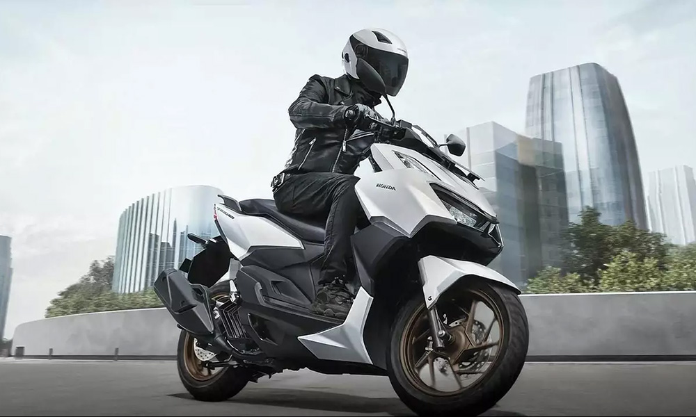 The New Honda Click 160 Comes Out Swinging For Just P116900 Visor 