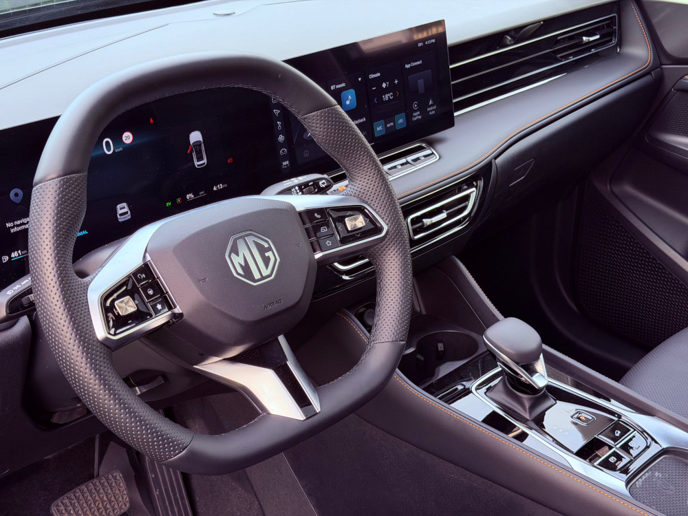 MG HS Hybrid interior
